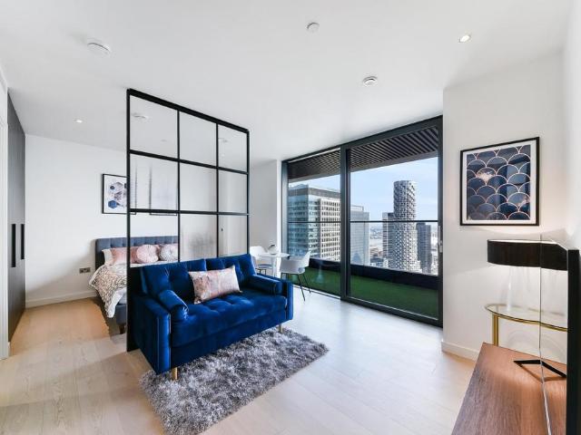 Flat for sale in Canary Wharf, Greater London