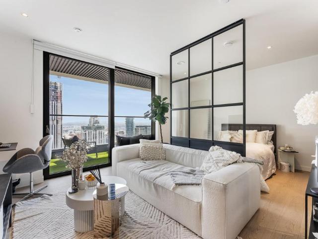Flat for sale in Canary Wharf, Greater London