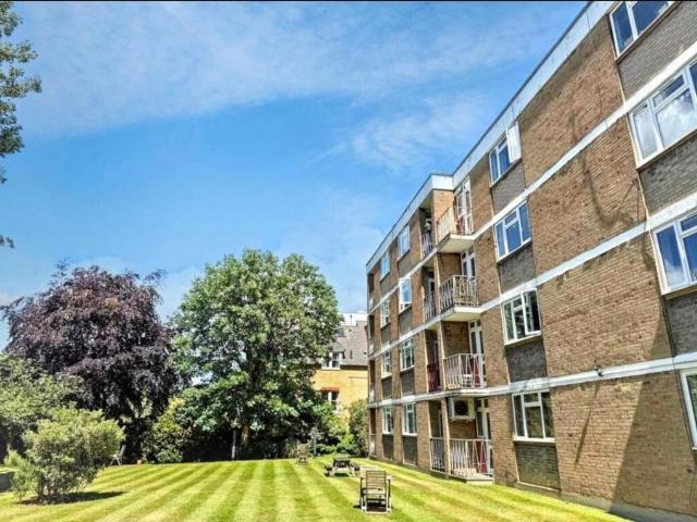 Flat for sale in London Borough of Wandsworth, Greater London