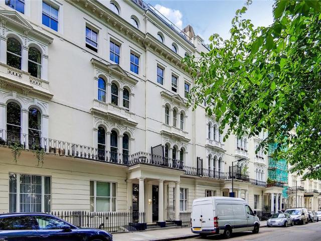 Flat for sale in Bayswater, Greater London