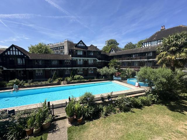 Flat for sale in Streatham Hill, Greater London