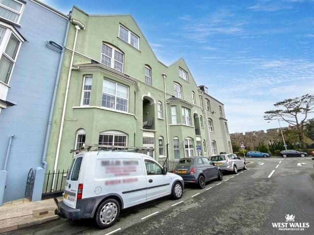 Flat for sale in Tenby, Wales