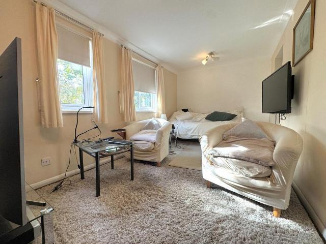 Flat for sale in Shaw Ridge, Swindon