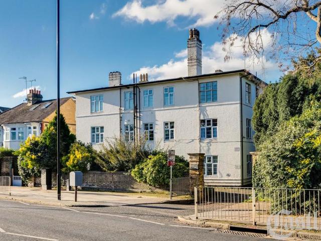 Flat for sale in Topsfield Parade, Greater London