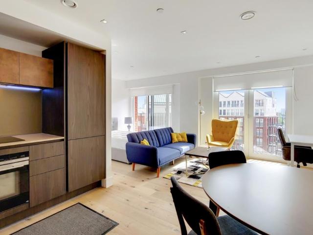 Flat for sale in Vauxhall, Greater London