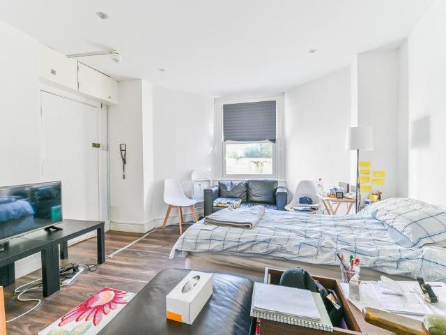 Flat for sale in London Borough of Croydon, South Norwood