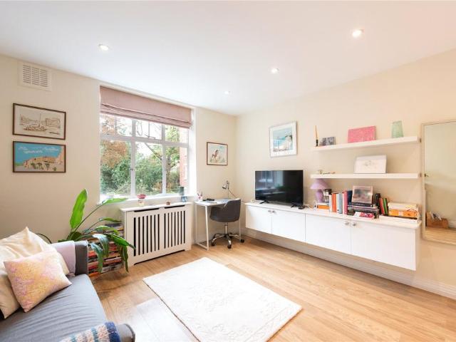 Flat for sale in Belsize Park, Greater London