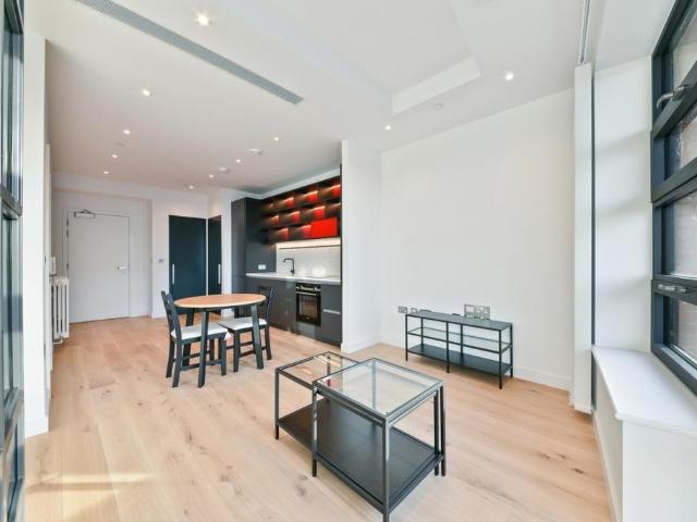Flat for sale in London City Island, Blackwall