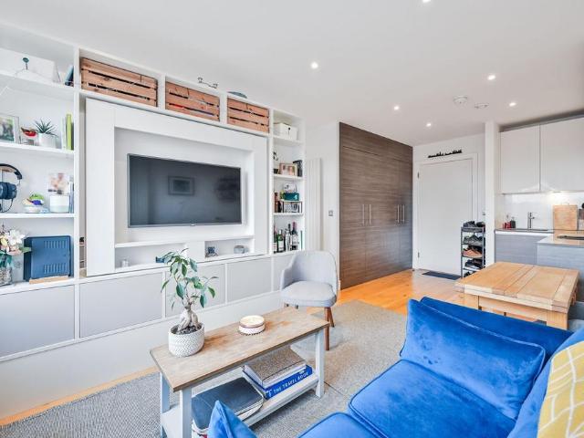 Flat for sale in London Borough of Lewisham, Ladywell
