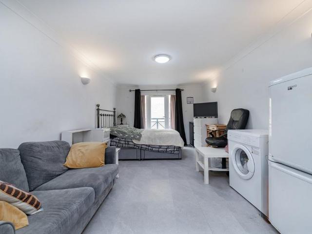 Flat for sale in Rotherhithe, Greater London