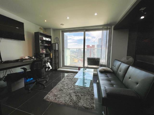 Flat for sale in Millwall, Greater London