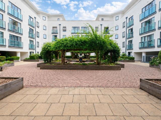 Flat for sale in Roehampton, Greater London