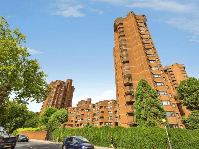 Flat for sale in Brompton, Greater London