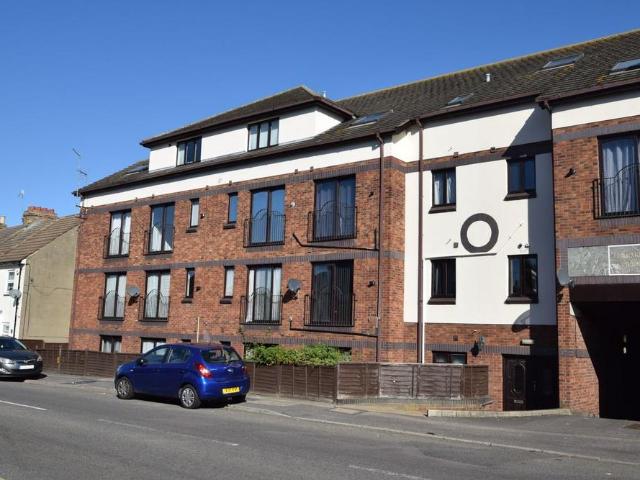 Flat for sale in Luton, Chatham