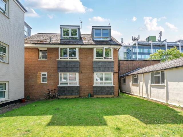 Flat for sale in Strawberry Hill, Greater London