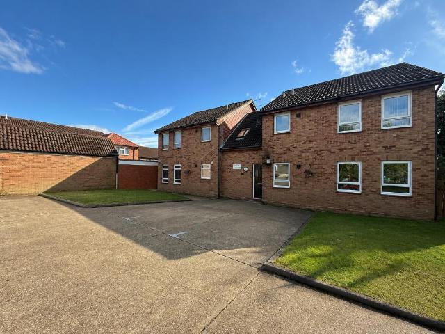 Flat for sale in Warden Hill, Luton