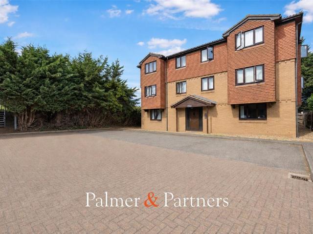 Flat for sale in Hythe, Fordham Heath