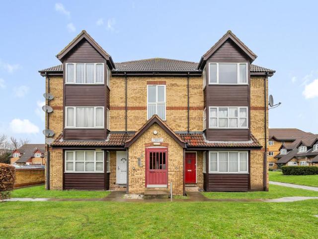 Flat for sale in Erith, Slade Green