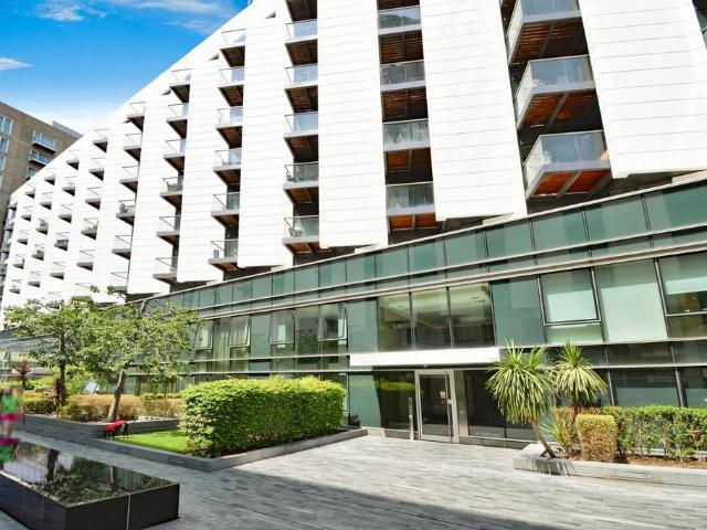 Flat for sale in Isle Of Dogs, Greater London