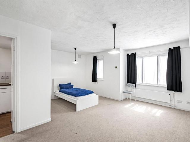 Flat for sale in Streatham, Greater London