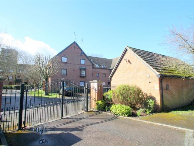 Flat for sale in Birch Green, Lower Halliford