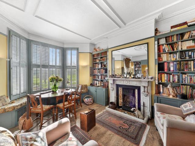 Flat for sale in Clapham Junction, Greater London