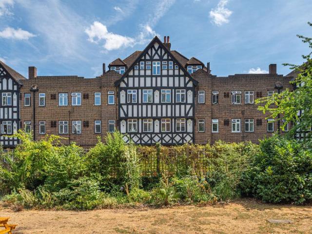Flat for sale in Streatham Hill, Greater London