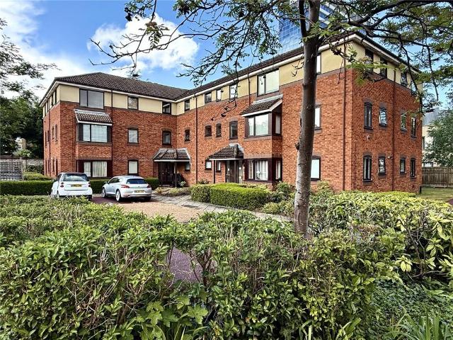 Flat for sale in London Borough of Hounslow, Strand