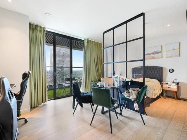 Flat for sale in Canary Wharf, Greater London