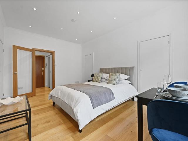 Flat for sale in East Marylebone, Marylebone