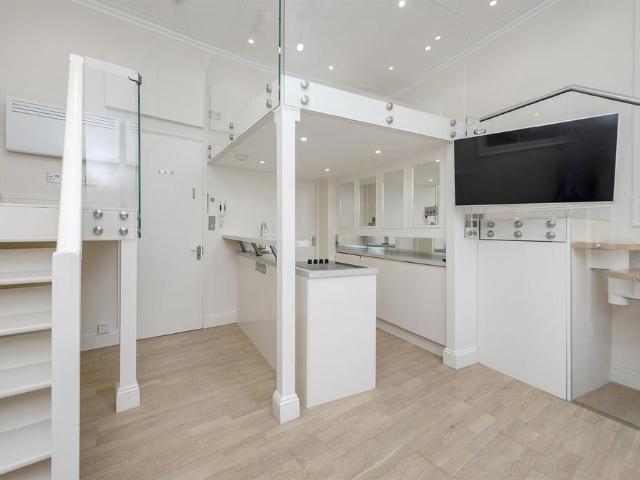 Flat for sale in Earl's Court, Greater London