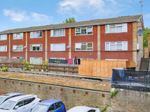 Flat for sale in Highfield, Pouchen End