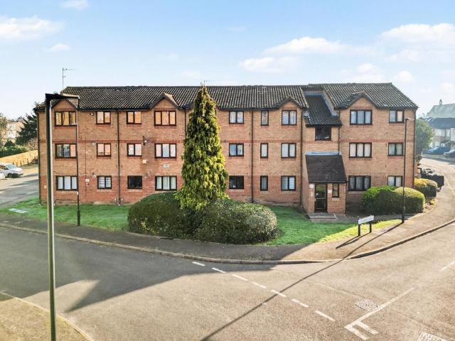 Flat for sale in Freezywater, Greater London