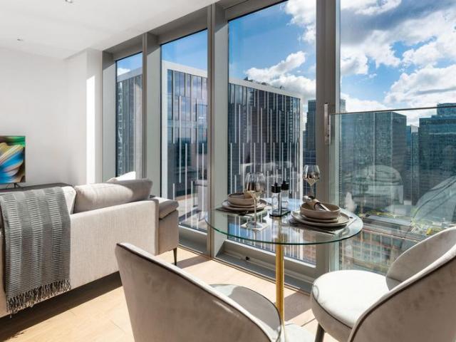 Flat for sale in Canary Wharf, Greater London