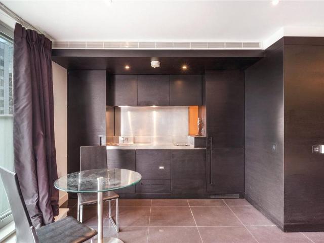 Flat for sale in Isle Of Dogs, Greater London