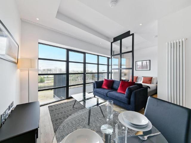 Flat for sale in London City Island, Blackwall