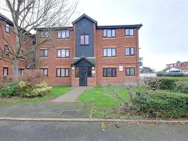 Flat for sale in Ponders End, Greater London