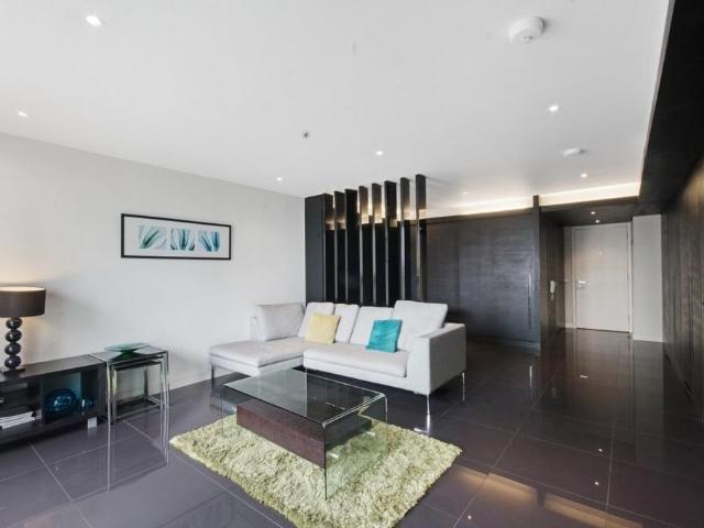 Flat for sale in Isle Of Dogs, Greater London