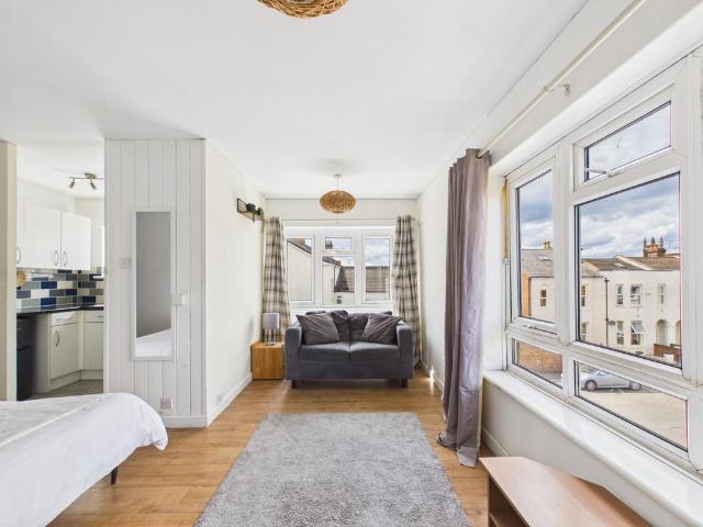 Flat for sale in Sydenham, Warwick