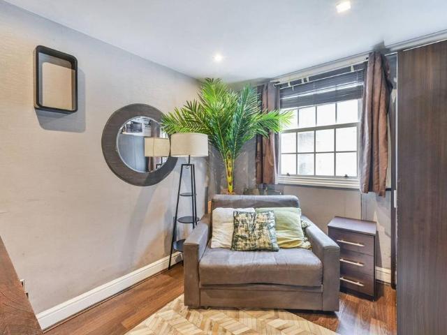 Flat for sale in Pimlico, Greater London