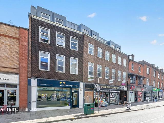 Flat for sale in Woodcote, Epsom