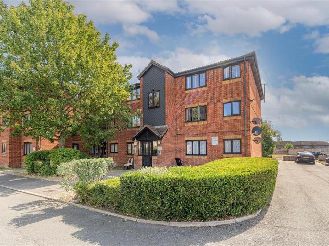 Flat for sale in Ponders End, Greater London