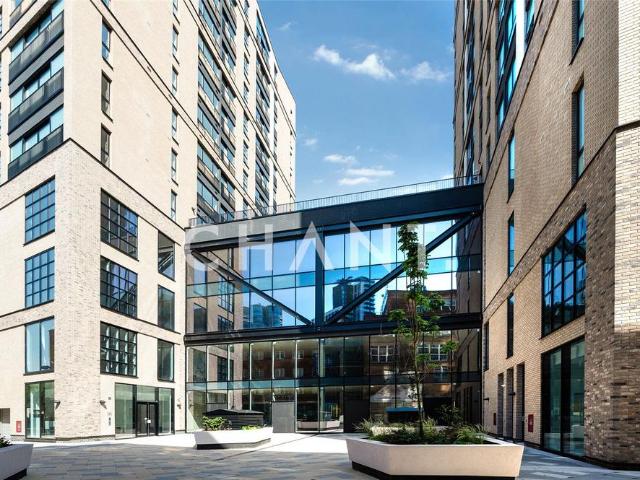 Flat for sale in Vauxhall, Greater London