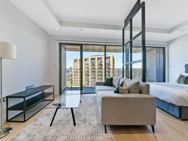 Flat for sale in London City Island, Cat Hill