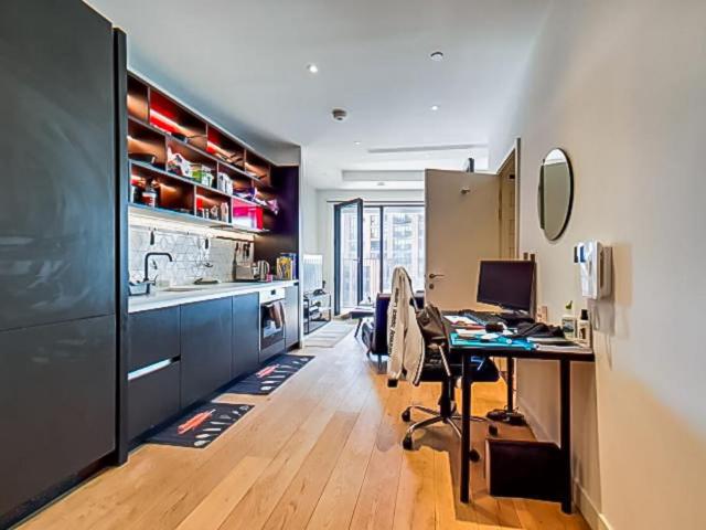 Flat for sale in London City Island, Blackwall