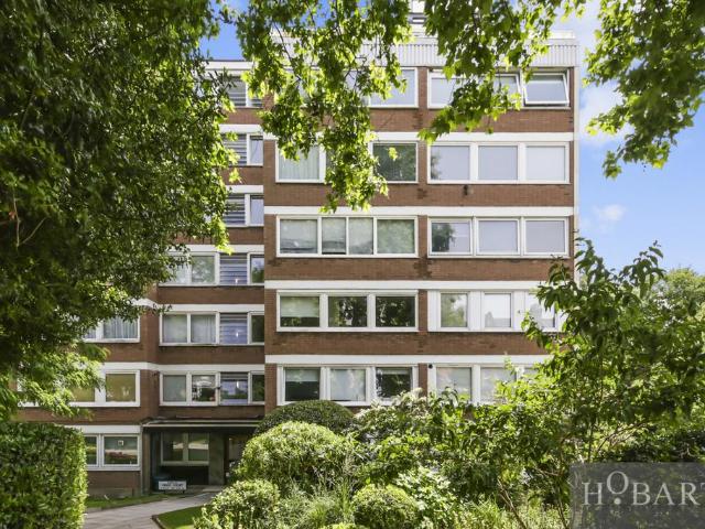 Flat for sale in Stroud Green, Greater London