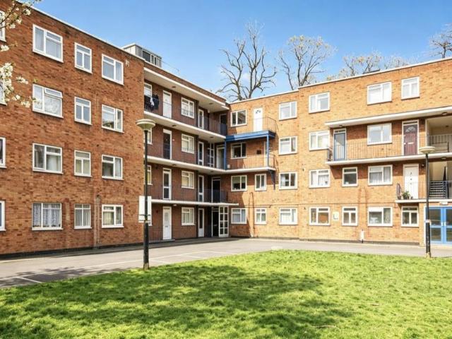 Flat for sale in Dunstable, Bedfordshire