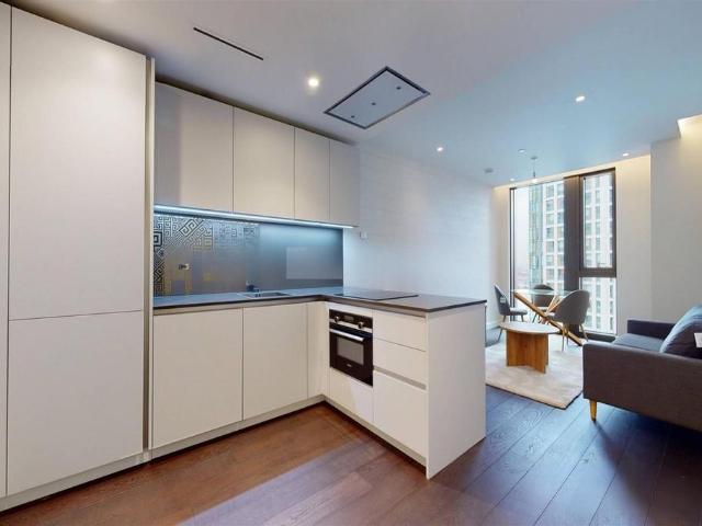 Flat for sale in Vauxhall, Greater London