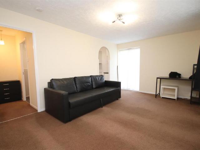 Flat for sale in Temple Hill, Dartford