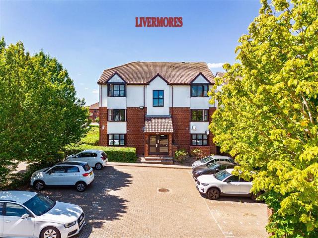 Flat for sale in Worcester Park Estate, Monks Orchard